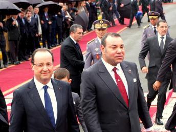Mercredi, aux côtés du roi Mohammed VI (à droite), le président français François Hollande a parcouru une place du centre de Casablanca pendant un quart d’heure sous la pluie et les acclamations d’une foule assez clairsemée. Photo RFI / Florent Guignard