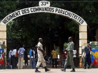 Un soldat monte la garde devant l'entrée du 33e régiment de parachutistes dans le camp de Djicoroni à Bamako le 2 mai 2012. AFP PHOTO / HABIBOU KOUYATE