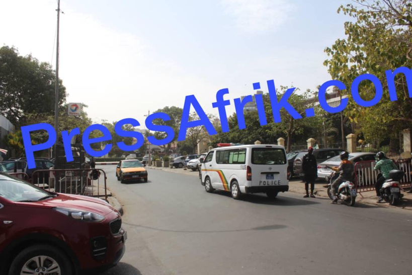 Réunion de la commission des lois: l'Assemblée nationale encore barricadée Réunion de la commission des lois: l'Assemblée nationale encore barricadée