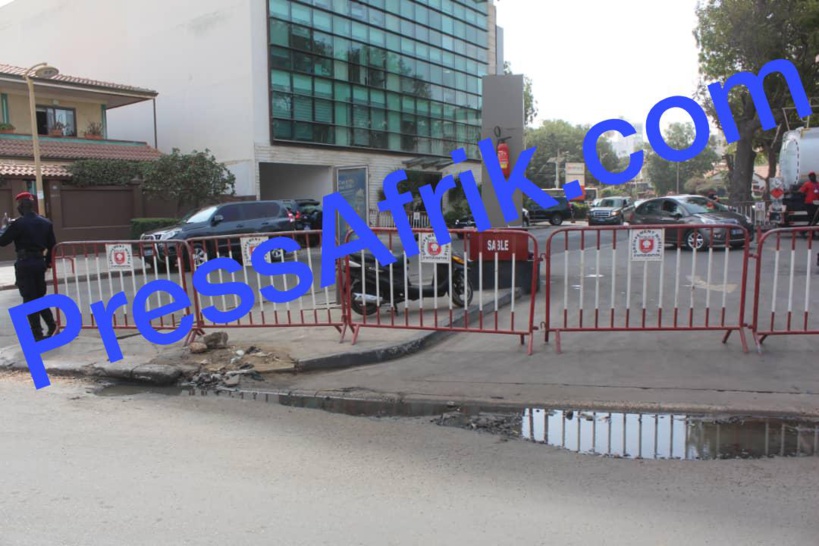 Réunion de la commission des lois: l'Assemblée nationale encore barricadée Réunion de la commission des lois: l'Assemblée nationale encore barricadée