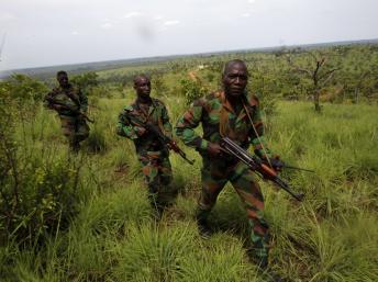 Des soldats ivoiriens des FRCI, lors de l'exercice mené ce wekk-end à Lomo-Nord, avant le départ de l'escadron pour le Mali, où il doit rejoindre la Misma. REUTERS/Luc Gnago