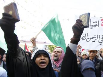 Des supporters du parti Ennahda brandissent le Coran lors de la manifesation de Tunis, le 16 février 2013. REUTERS/Anis Mili