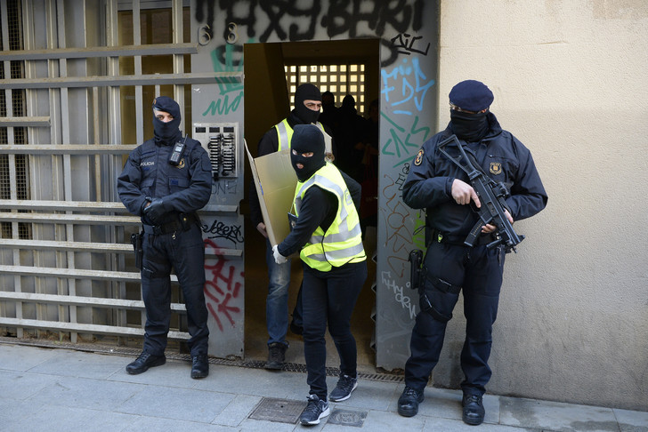 France: des peines de 22 à 30 ans de prison pour trois jihadistes jugés à Paris