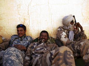 Des soldats touaregs membres de l'armée malienne se reposent. à Gao, le 9 février 2013 REUTERS/Francois Rihouay