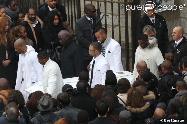 Sortie d'église lors des obsèques de Gérald Babin (candidat de Koh Lanta), à Nemours, le vendredi 5 avril 2013 - Un cortège blanc porte le cercueil Dans cette photo : Koh Lanta 2013