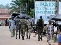 Dans les rues de Duékoué, le 22 juillet 2012. La région est soumise à des attaques récurrentes, menées par des groupes venus du Liberia voisin. AFP PHOTO/ SIA KAMBOU