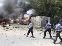 Les policiers somaliens près du tribunal pris d’assaut par des insurgés islamistes. Mogadiscio, le 14 avril 2013. REUTERS/Feisal Omar
