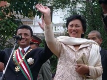 Lalao Ravalomanana (D) avec son mari (G) le 6 mai 2002. AFP/Jonny Donovan