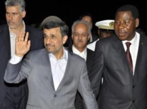 Mahmoud Ahmadinejad aux côtés du président béninois Thomas Boni Yayi, le 14 avril 2013.