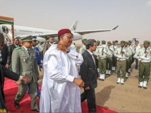 Mahmoud Ahmadinejad aux côtés du président nigérien Mahamadou Issoufou, le 15 avril 2013.