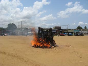 Côte d'Ivoire: des armes légères détruites en public à Yopougon