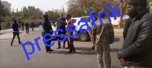 Direct : les images du véhicule de Sonko encerclé par les GIGN (Reportage Photos) Direct : les images du véhicule de Sonko encerclé par les GIGN (Reportage Photos)