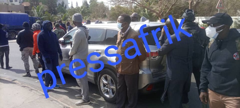 Direct : les images du véhicule de Sonko encerclé par les GIGN (Reportage Photos)