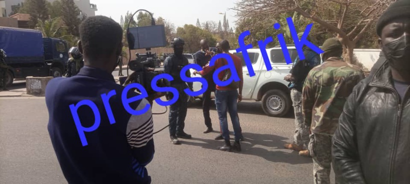 Direct : les images du véhicule de Sonko encerclé par les GIGN (Reportage Photos) Direct : les images du véhicule de Sonko encerclé par les GIGN (Reportage Photos)