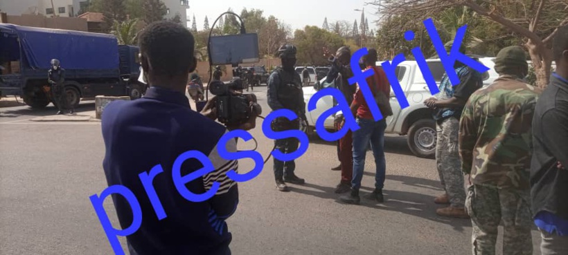 Direct : les images du véhicule de Sonko encerclé par les GIGN (Reportage Photos)