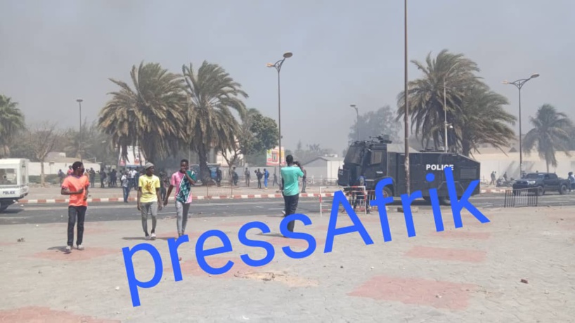 Arrestation d'Ousmane Sonko: Les images d'une guérilla qui paralyse Dakar (reportage photos) Arrestation d'Ousmane Sonko: Les images d'une guérilla qui paralyse Dakar (reportage photos)