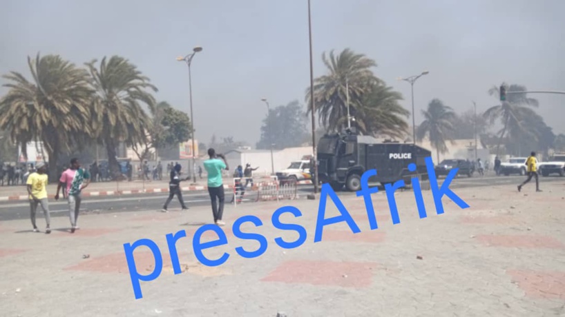 Arrestation d'Ousmane Sonko: Les images d'une guérilla qui paralyse Dakar (reportage photos) Arrestation d'Ousmane Sonko: Les images d'une guérilla qui paralyse Dakar (reportage photos)