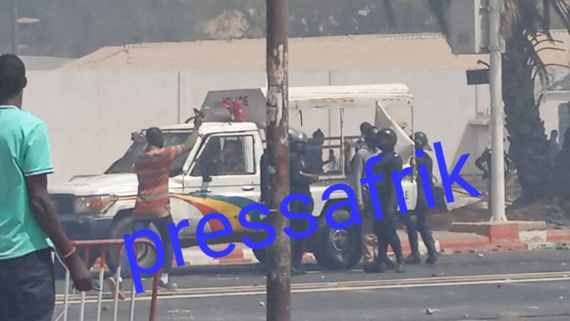Arrestation d'Ousmane Sonko: Les images d'une guérilla qui paralyse Dakar (reportage photos) Arrestation d'Ousmane Sonko: Les images d'une guérilla qui paralyse Dakar (reportage photos)