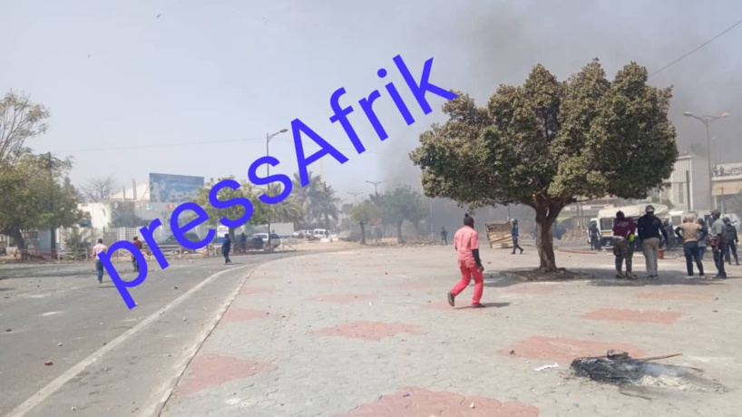 Arrestation d'Ousmane Sonko: Les images d'une guérilla qui paralyse Dakar (reportage photos) Arrestation d'Ousmane Sonko: Les images d'une guérilla qui paralyse Dakar (reportage photos)