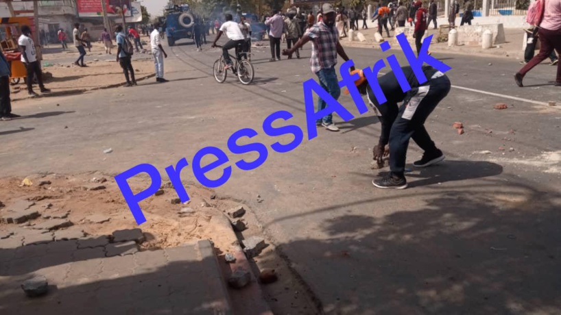 Arrestation d'Ousmane Sonko: Les images d'une guérilla qui paralyse Dakar (reportage photos) Arrestation d'Ousmane Sonko: Les images d'une guérilla qui paralyse Dakar (reportage photos)