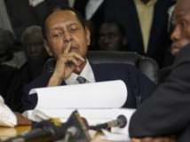 Jean-Claude Duvalier, le fils de «Papa doc», écoute l'énoncé des charges retenues contre lui au tribunal de Port-au-Prince, le 28 février 2013.