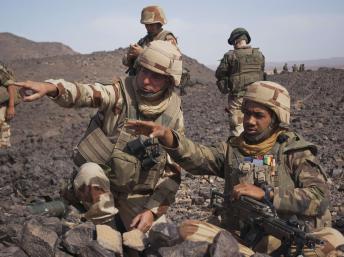 Le général français Bernard Barrera (G) et ses soldats sur les hauteurs du cirque de Tigharghar, le 23 mars 2013. REUTERS/Francois Rihouay
