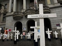 Le jour de l’ouverture du procès, le 8 avril 2013, les étudiants de la faculté de droit de Sao Paulo, ont plantés des croix représentants les 111 détenus tués. Le procès a été finalement reporté d'une semaine.