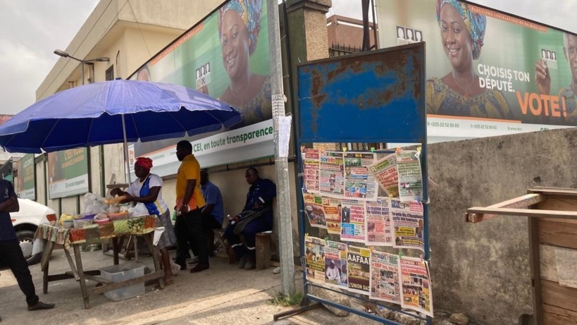 Un kiosque à journaux au pied des locaux de la CEI, ce 4 mars 2021, Abidjan. © Paulina Zidi/RFI