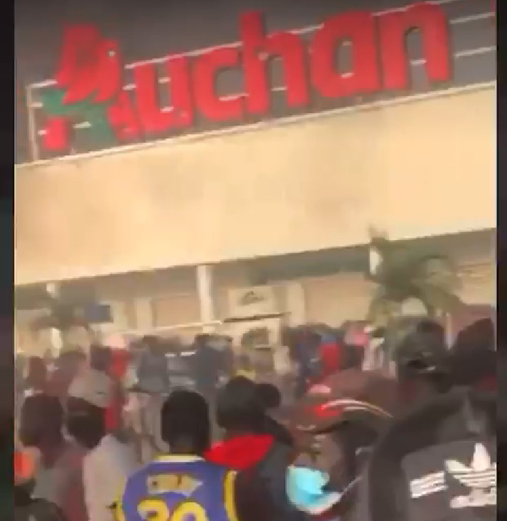 Mbour : le plus grand magasin Auchan saccagé et pillé par des manifestants