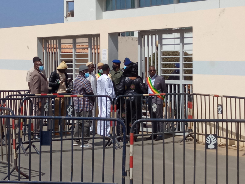 Tribunal de Dakar: les députés de l'opposition bloqués à la porte Tribunal de Dakar: les députés de l'opposition bloqués à la porte