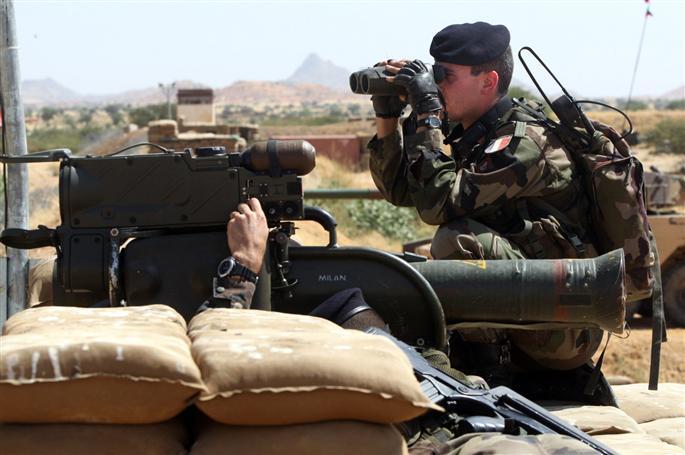 Jean-Yves Le Drian sur RFI: «La France restera militairement présente au Mali»