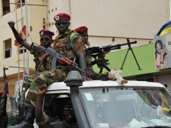 Des soldats de la Seleka patrouillent dans les rues de Bangui, le 30 mars 2013. AFP PHOTO/ SIA KAMBOU