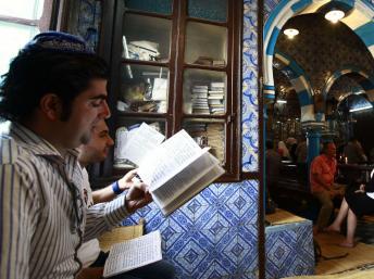 Plusieurs centaines de pélerins se réunissent sur l'île de Djerba pour participer à des lectures, des chants et des danses religieuses. Reuters