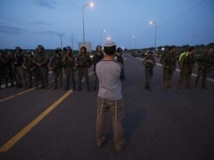 Un colon juif face aux soldats israéliens en marge d'une manifestation sur les lieux de l'agression. Près de Naplouse, le 30 avril 2013. REUTERS/Ronen Zvulun