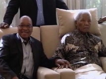 Nelson Mandela, 94 ans, et à ses côtés, le président Zuma, à Johannesburg, 29 avril 2013.