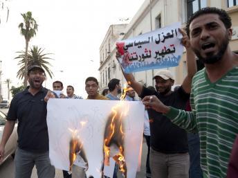 Lundi, des manifestants militaient autour du ministère des Affaires étrangères pour réclamer l'instauration d'un projet de loi contre les anciens soutiens de Mouammar Kadhafi. REUTERS/Esam Al-Fetori