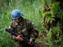 Un casque bleu de la Monusco patrouille autour du village de Katoyi dans le territoire de Masisi, Nord-Kivu.
