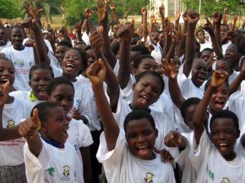 Des enfants manifestent à Lomé. AFP/EMILE KOUTON