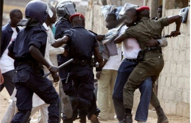 Banlieue de Dakar : un policier se fait fracturer le bras, son arme de service volée 