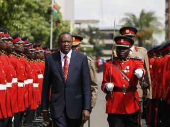 Uhuru Kenyatta, ici le 1er mai à Nairobi lors de la cérémonie d’installation du nouveau Parlement, est arrivé ce dimanche 5 mai à Londres. REUTERS/Thomas Mukoya