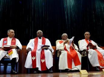 Des membres du Conseil des Eglises chrétiennes (FFKM), dont Mgr Odon Razanakolonale (d.), le 28 avril à Antananarivo. AFP / BILAL TARABEY