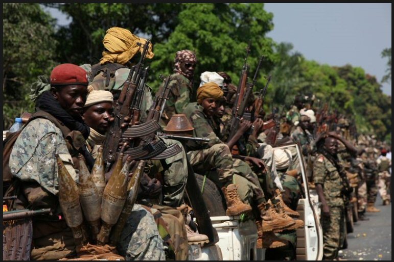 Les populations fuient l'insécurité qui perdurent à Bangui. Ici, des soldats de la Séléka en patrouille dans les rues de la capitale. AFP PHOTO/ SIA KAMBOU