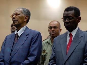 Didier Ratsiraka et Albert Zafy étaient les deux seuls ex-présidents présents dimanche 5 mai à la clôture du Conseil chrétien des Eglises malgaches, le FFKM. AFP PHOTO / BILAL TARABEY