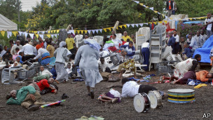 Des fidèles blessés juste après l’attentat sur l'église catholique St-Joseph-Le-Travailleur à Arusha, le 5 mai 2013.