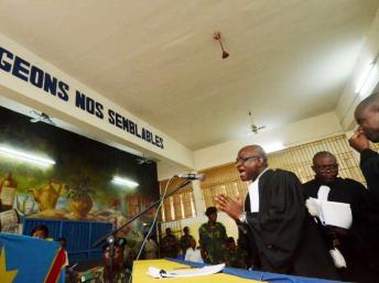 Les avocats du collectif des droits de l'homme lors du procès en appel mettant en cause deux policiers accusés du meurtre de Chebaya et de son chauffeur, au tribunal militaire de Malaka, à Kinshasa, le 7 juillet 2012. AFP/Junior D. Kannah