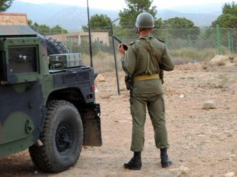 Un soldat tunisien regarde face au mont Chaambi dans la région de Kasserine, le 1er mai 2013. AFP PHOTO/ABDERRAZEK KHLIFI