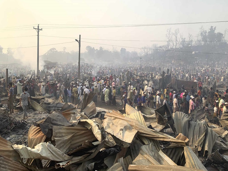 Les collines calcinées d’un camp de Rohingya au Bangladesh