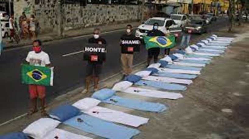 Le Brésil dépasse les 300 000 victimes du Covid-19, la population s’indigne