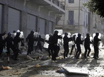 Le chômage provoque sporadiquement des émeutes en Algérie. Ici à Alger, le 7 janvier 2011. REUTERS/Farouk Batiche