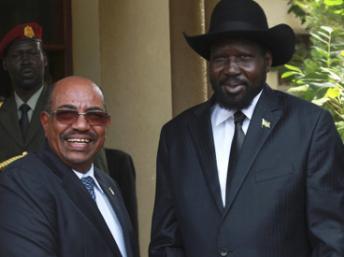 Le président du Sud-Soudan Salva Kiir (D) lors de sa rencontre avec son homologue soudanais Omar el-Béchir, le 12 avril 2013 à Juba. Reuters